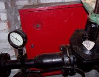Пожарный шкаф за элементами пожарного водопровода (задвижкой, манометром)